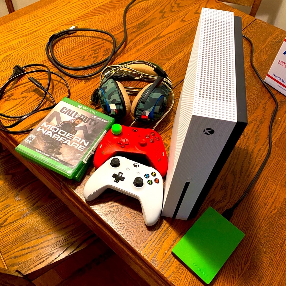 Xbox one s with disc slot for 4K game and Blu-ray